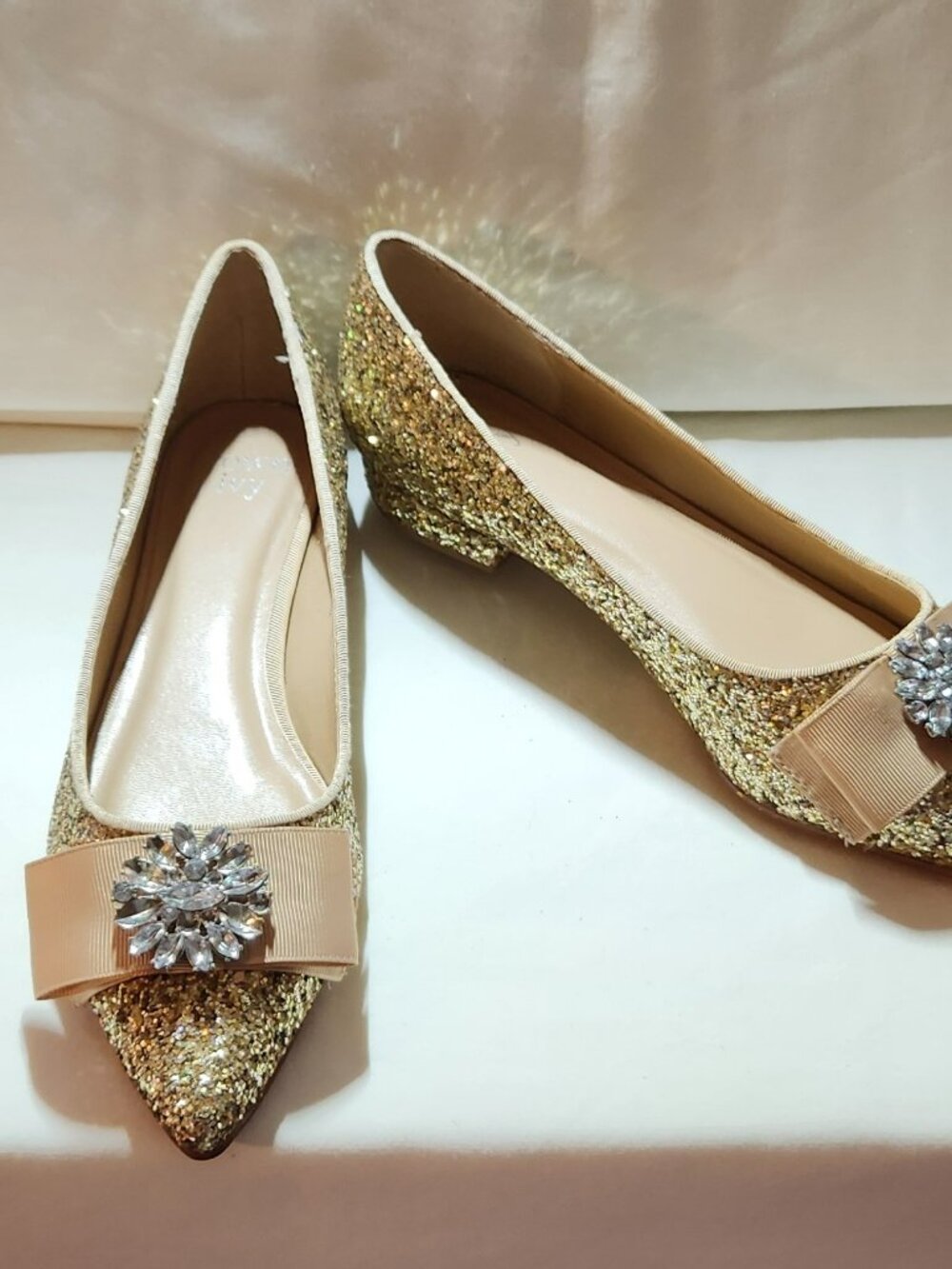 Crown & Ivy gold glitter low heels bow with brooch sz 6 NWOB - Picture 1 of 7